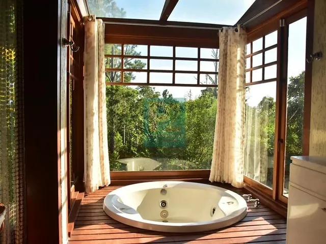 Imagem 2: Casa Exclusiva Com Piscina e Vista Panorâmica Para o Mar Em Bombinhas/SC
