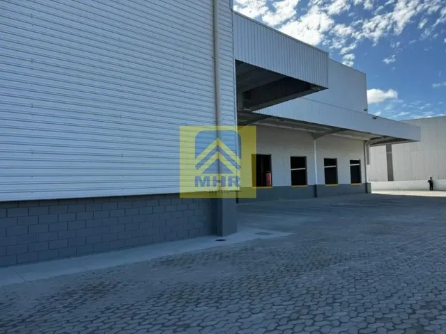 Imagem: O depósito possui 2 Banheiros, 35.000m² de Área, 13.000m²