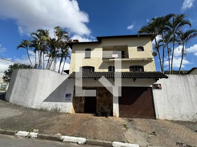 Imagem: A casa possui 6 Dormitórios, 4 Suítes, 7 Banheiros, 8 Vagas