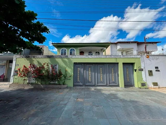 Imagem: A casa possui 5 Dormitórios, 2 Suítes, 5 Banheiros, 5 Vagas