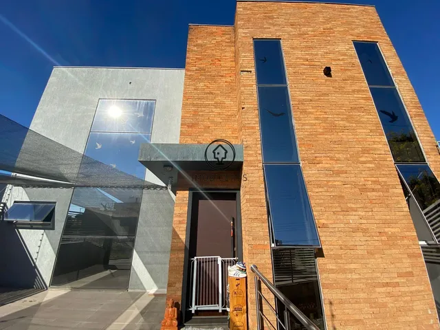 Imagem: A casa possui 3 Dormitórios, 2 Suítes, 4 Banheiros, 2 Vagas