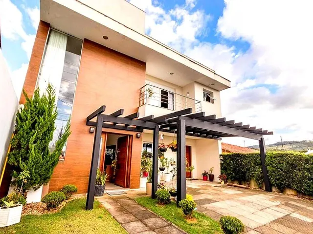 Imagem: A casa possui 3 Dormitórios, 1 Suíte, 3 Banheiros, 4 Vagas