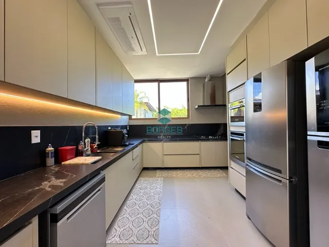 Imagem 4: Casa à venda com 375m², 5 suítes e arquitetura assinada no Condomínio Praia Bella