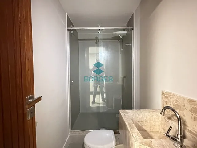 Imagem 2: Casa à venda com 375m², 5 suítes e arquitetura assinada no Condomínio Praia Bella