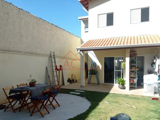 Imagem: A casa possui 3 Dormitórios, 3 Banheiros, 2 Vagas na