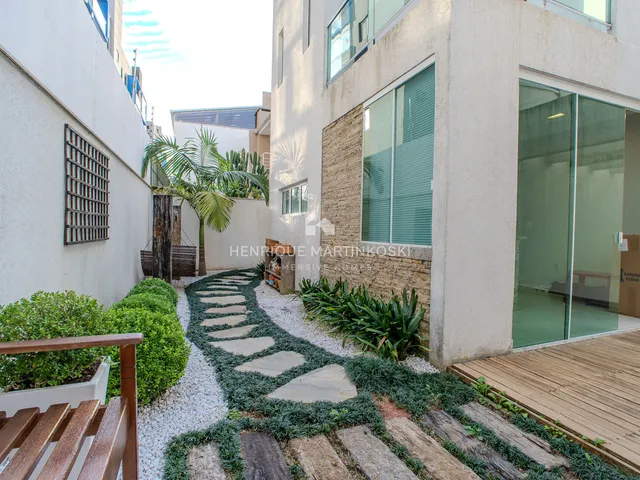 Imagem 3: Casa face norte com suíte master, jardim e espaço gourmet em condomínio fechado