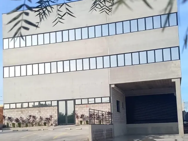 Imagem: O depósito possui 8 Banheiros, 4 Vagas na garagem,