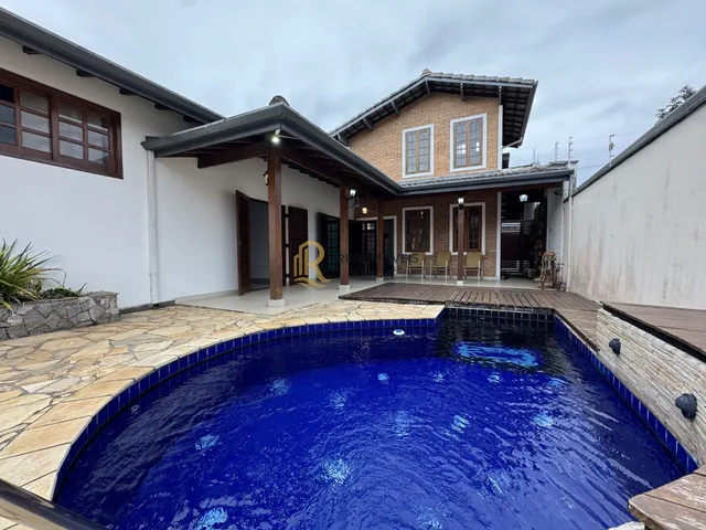 Imagem: Excelente Sobrado com Piscina no Centro