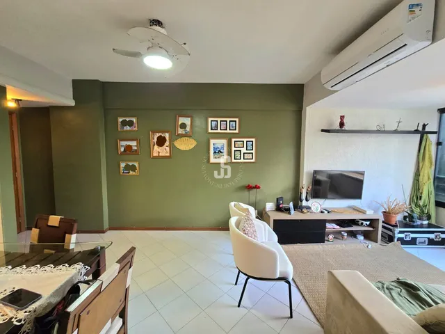 Imagem: O apartamento possui 2 Dormitórios, 1 Suíte, 2 Banheiros,