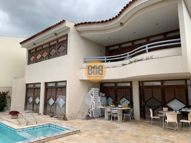 Imagem: A casa possui 3 Dormitórios, 3 Suítes, 1 Banheiro, 4