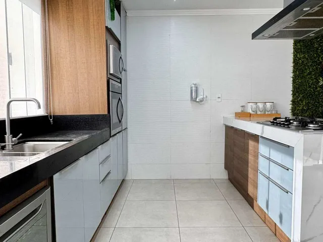 Imagem 8: Casa de 3 quartos, com suíte, closet, varanda e quintal com mais de 100m²