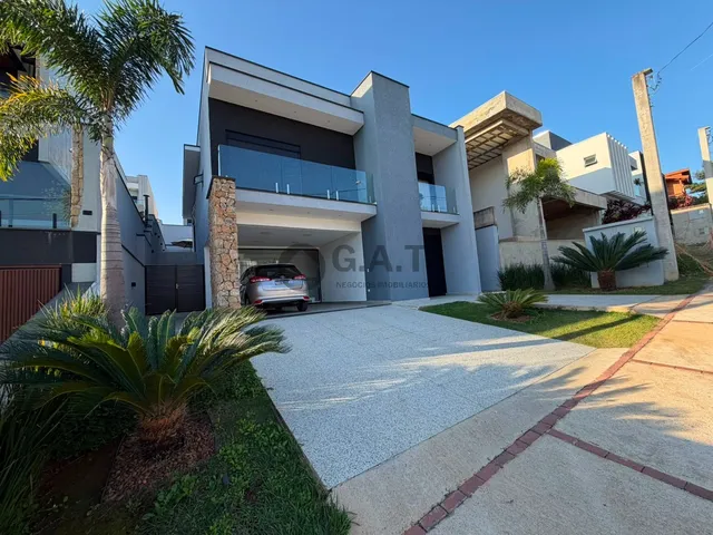 Imagem: A casa em condomínio possui 3 Dormitórios, 4 Suítes, 5