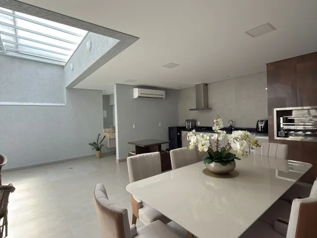 Imagem: A casa possui 3 Dormitórios, 1 Suíte, 4 Banheiros, 3