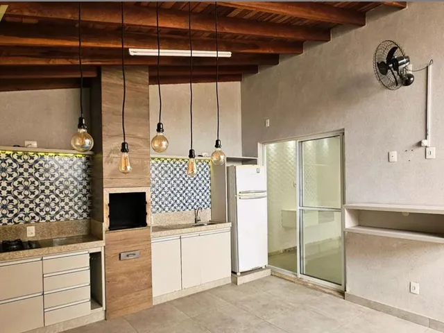 Imagem: A casa possui 3 Dormitórios, 1 Suíte, 3 Banheiros, 2