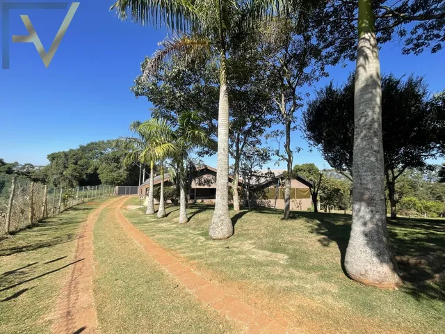 Imagem: A fazenda possui 5 Dormitórios, 3 Suítes, 5 Banheiros, 3