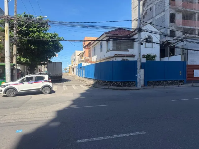 Imagem: A loja possui 4 Dormitórios, 1 Suíte, 3 Banheiros, 1 Vaga