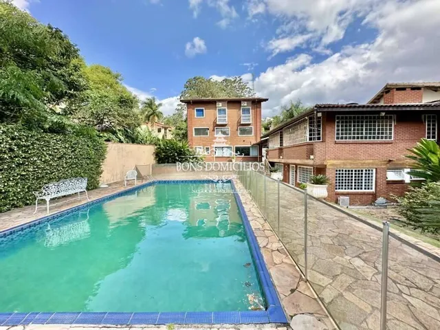 Imagem: A casa em condomínio possui 5 Dormitórios, 5 Suítes, 6