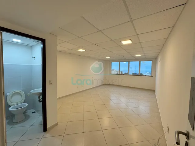 Imagem: A sala comercial possui 1 Banheiro, 1 Vaga na garagem,