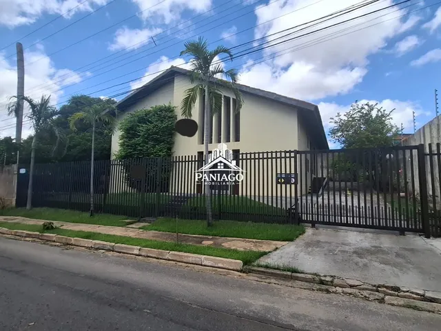 Imagem: A casa possui 3 Dormitórios, 2 Banheiros, 20 Vagas na