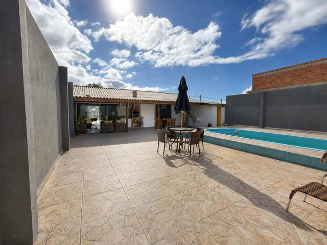 Imagem 2: Casa com Piscina e 3 Quartos à Venda no Balneário Coroados – Guaratuba/PR