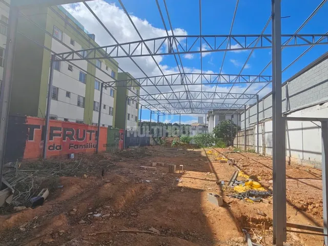 Imagem 2: Galpão Comercial com 590 m² para Locação Amplo Salão e Pé-Direito Alto