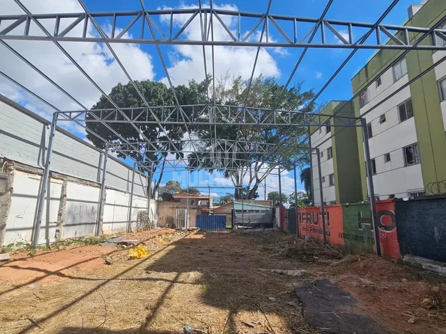 Imagem 4: Galpão Comercial com 590 m² para Locação Amplo Salão e Pé-Direito Alto