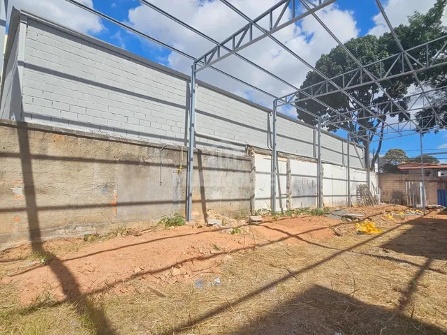 Imagem 5: Galpão Comercial com 590 m² para Locação Amplo Salão e Pé-Direito Alto