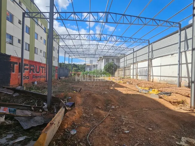 Imagem 6: Galpão Comercial com 590 m² para Locação Amplo Salão e Pé-Direito Alto