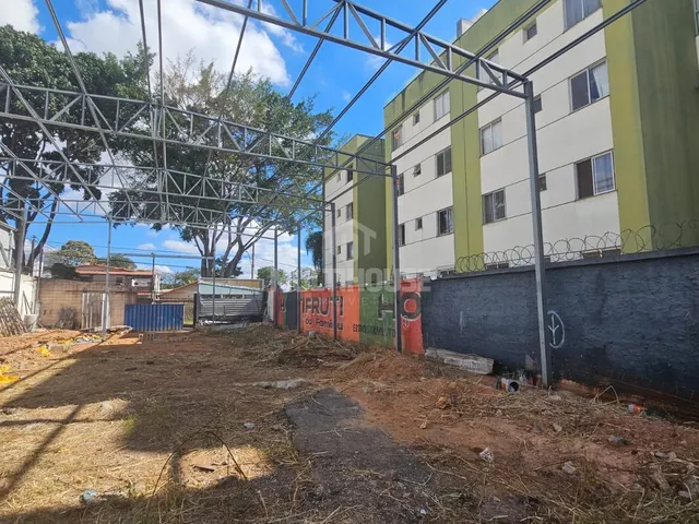 Imagem 8: Galpão Comercial com 590 m² para Locação Amplo Salão e Pé-Direito Alto