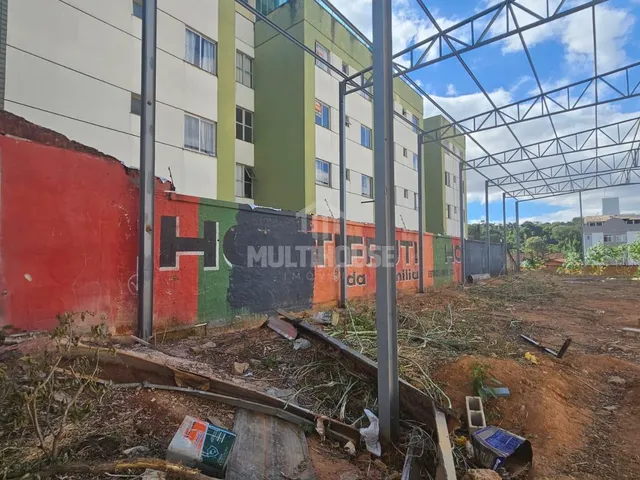 Imagem 9: Galpão Comercial com 590 m² para Locação Amplo Salão e Pé-Direito Alto