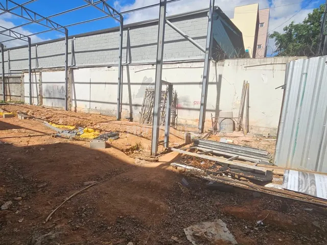 Imagem 10: Galpão Comercial com 590 m² para Locação Amplo Salão e Pé-Direito Alto