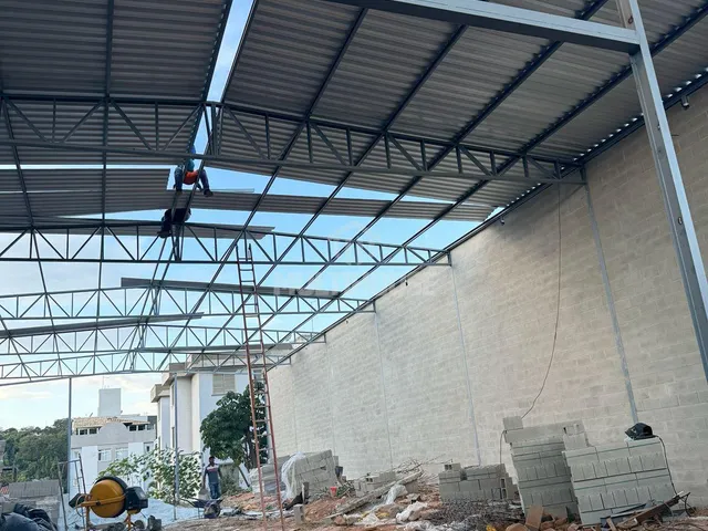 Imagem 13: Galpão Comercial com 590 m² para Locação Amplo Salão e Pé-Direito Alto