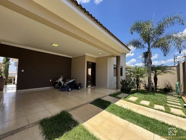 Imagem: A casa possui 3 Dormitórios, 1 Suíte, 1 Banheiro, 2 Vagas