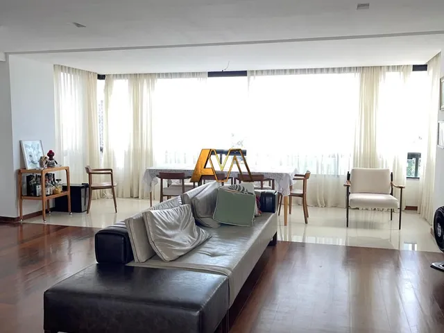 Imagem: A casa possui 3 Dormitórios, 3 Suítes, 3 Banheiros, 2 Vagas