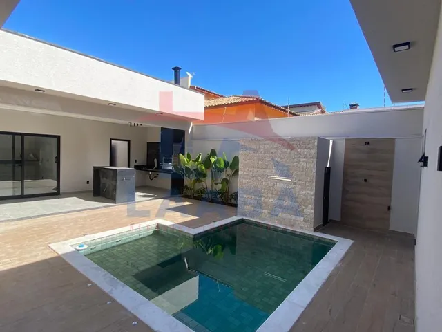 Imagem: A casa possui 3 Dormitórios, 1 Suíte, 3 Banheiros, 4