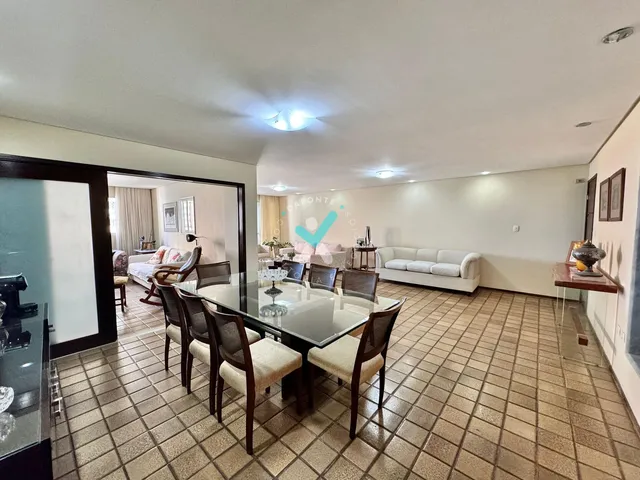 Imagem: O apartamento possui 4 Dormitórios, 1 Suíte, 3 Banheiros,