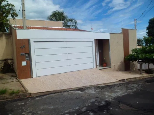 Imagem: A casa possui 3 Dormitórios, 3 Banheiros, 360m² de Área,