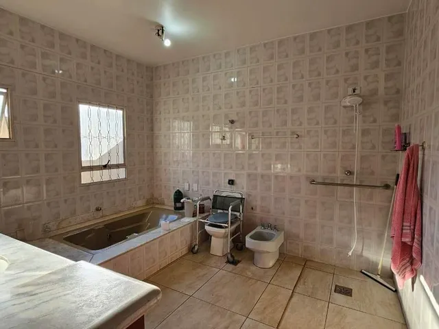 Imagem 2: Casa térrea com muito espaço e flexível para negociação com permutas