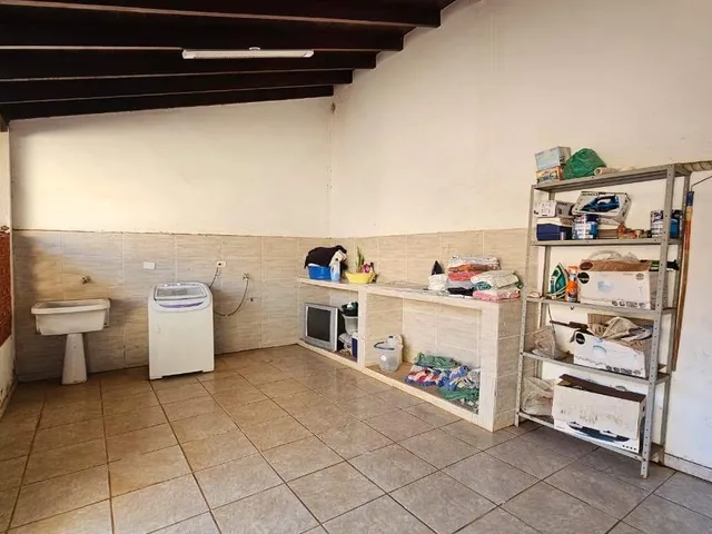 Imagem 9: Casa térrea com muito espaço e flexível para negociação com permutas