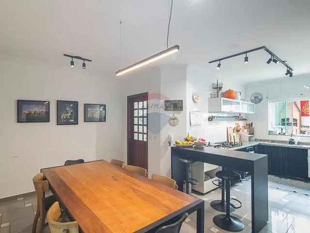 Imagem: A casa possui 3 Dormitórios, 3 Suítes, 4 Banheiros, 3