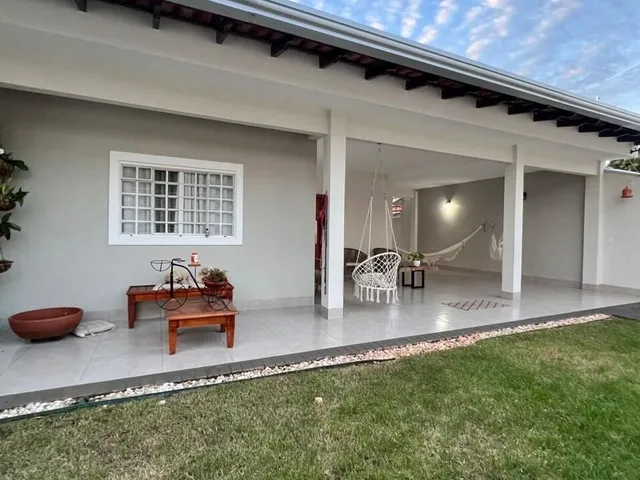 Imagem: A casa possui 4 Dormitórios, 3 Suítes, 4 Banheiros, 3