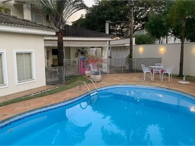 Imagem: A casa em condomínio possui 3 Dormitórios, 2 Suítes, 6