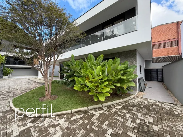 Imagem 2: Casa de Luxo em Condomínio na Glória - 3 Quartos, 3 Suítes, 2 Salas, 4 Banheiros, 3