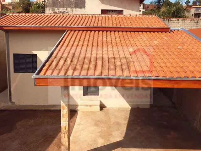 Imagem: A casa possui 4 Dormitórios, 2 Banheiros, 3 Vagas na