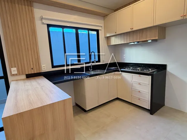 Imagem 10: Encanto Vintage com Toque Moderno: Residência Exclusiva com Piscina em Localização Privilegiada