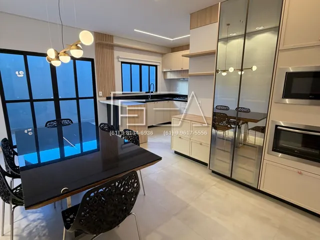 Imagem 6: Encanto Vintage com Toque Moderno: Residência Exclusiva com Piscina em Localização Privilegiada