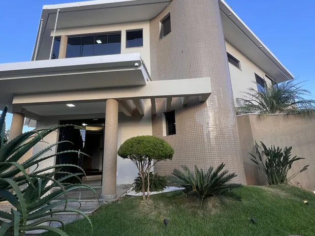 Imagem: A casa possui 4 Dormitórios, 4 Suítes, 1 Banheiro, 4