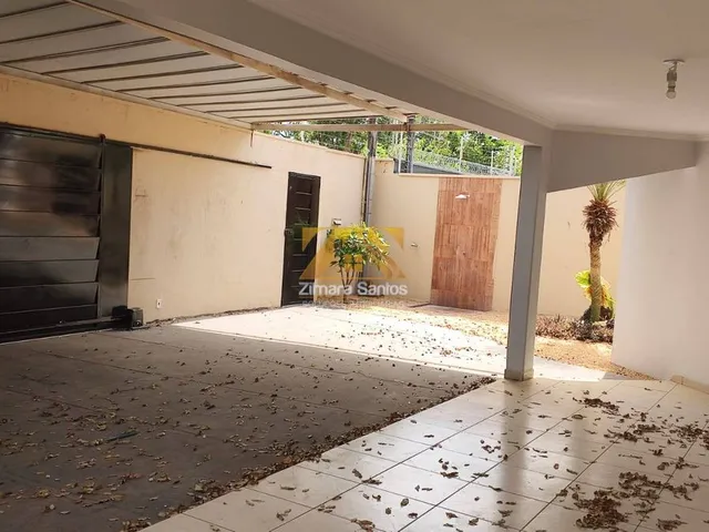 Imagem: A casa possui 3 Dormitórios, 2 Suítes, 4 Banheiros, 4 Vagas