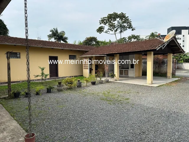 Imagem: Imóvel com 2 casas, piscina e terreno de