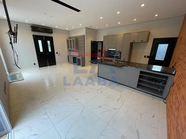 Imagem: A casa possui 3 Dormitórios, 3 Suítes, 6 Banheiros, 4